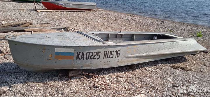 Продаётся лодка