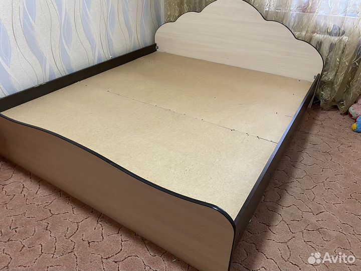 Кровать