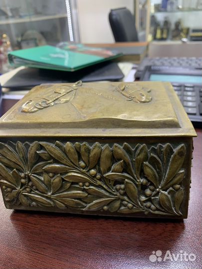 Шкатулка бронза