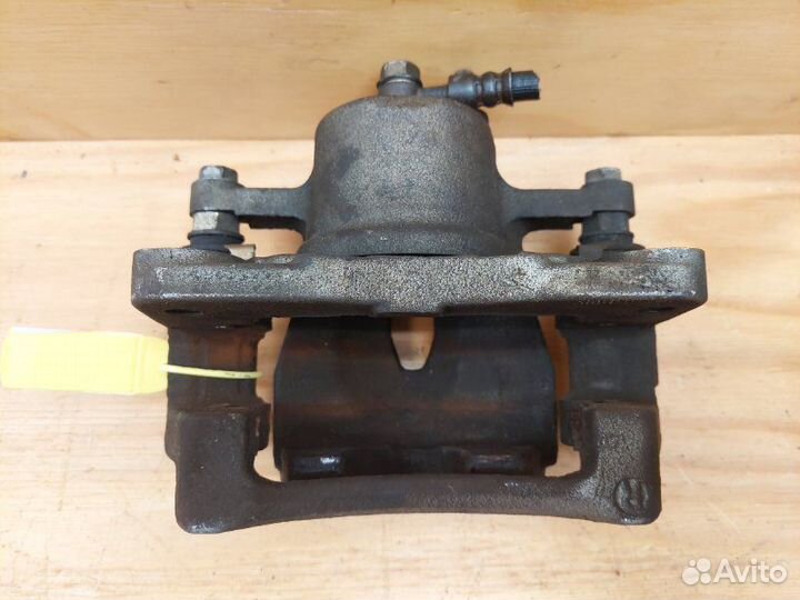 Суппорт передний правый Toyota Vitz SCP90 2szfe