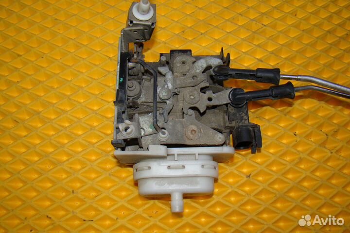 Замок двери передний правый Audi A8 D2