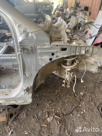 Четверть передняя правая toyota avensis т250