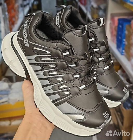 Кроссовки женские