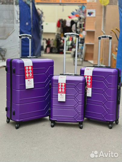 Комплект из трех чемоданов