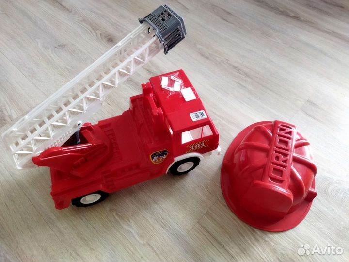 Машина пожарная с каской игрушка