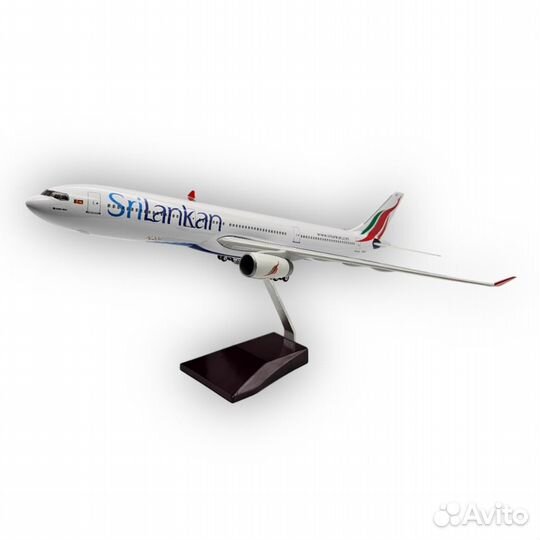 Модель самолета Airbus A330 SriLankan Airlines 1:135 (с подсветкой салона)