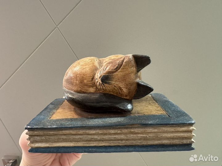 Статуэтка кошка на книжке из дерева