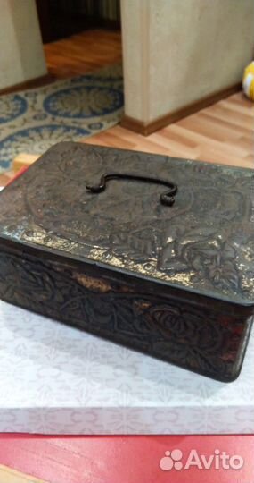 Коробка жестяная винтаж