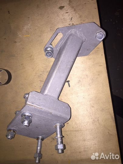 Кронштейн запасного колеса прицепа