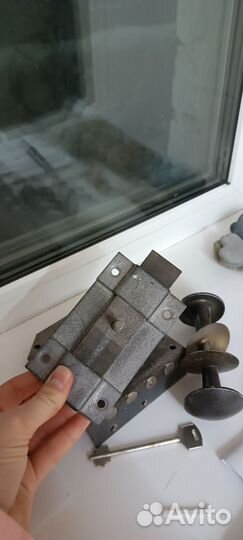 Замок дверной, ручка дверная, шпингалет