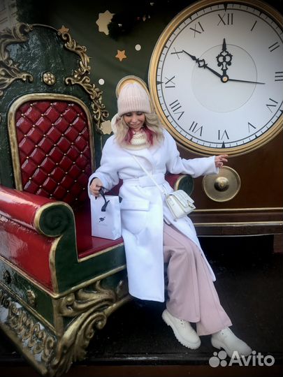 Белоснежное женское пальто плюш