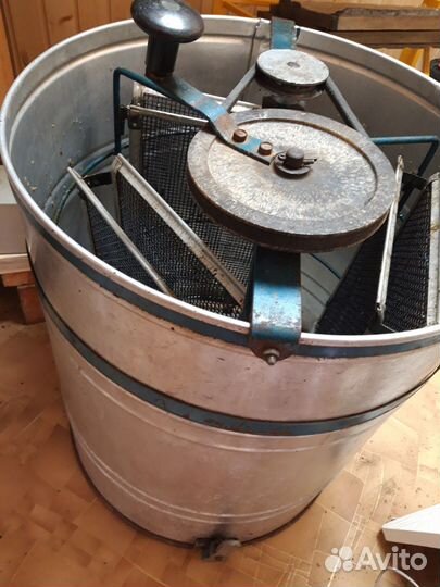 Медогонка 3х рамочная б/у