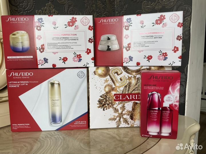 Наборы уходовой косметики Shiseido, Clarins
