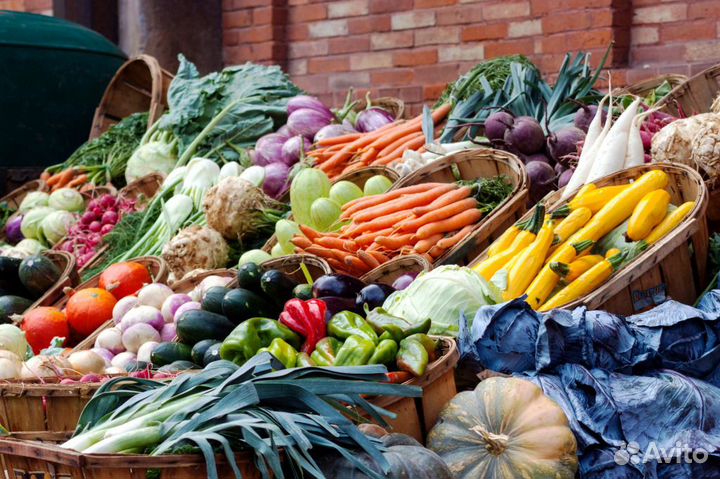 Продавец (выкладка овощей и фруктов)