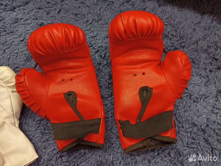 Детские боксёрские перчатки и гантели