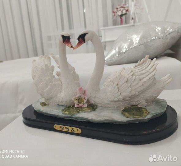 Статуэтка лебеди