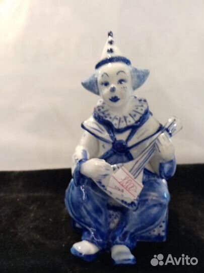 Статуэтка гжель (клоун с гитарой)