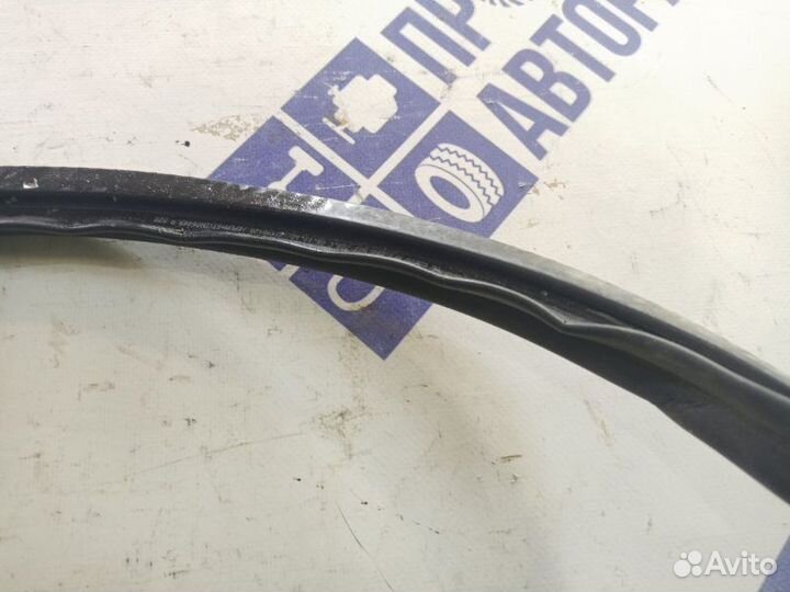 Уплотнительная резинка капота Volkswagen Polo