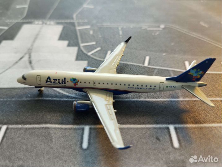 Модель самолета azul embraer e-190 herpa 1/500