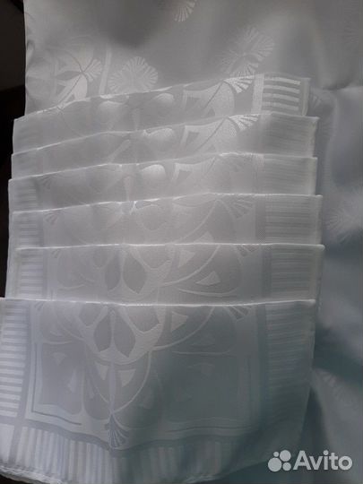 Шелковистая скатерть с салфетками