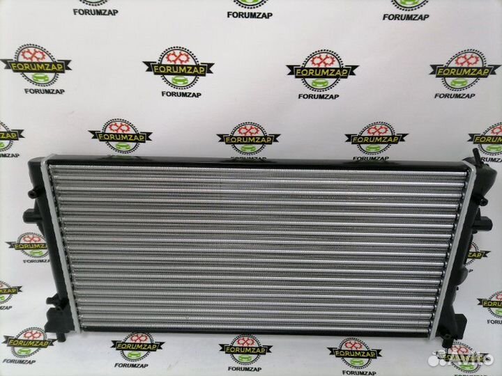 Радиатор охлаждения двигателя Volkswagen Polo