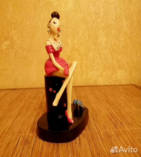 Фигурки моряк, девушка и фигурка предприниматель