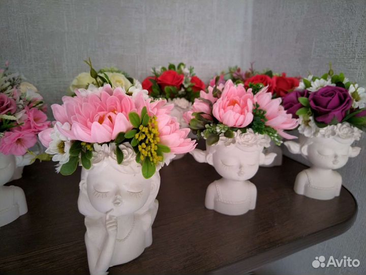 Гипсовые фигуры с цветами