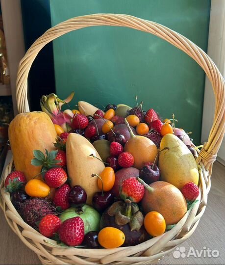 Корзина с экзотическими фруктами Таиланда