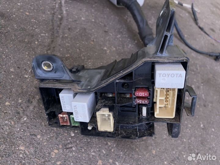 Блок реле Toyota Avensis AZT255
