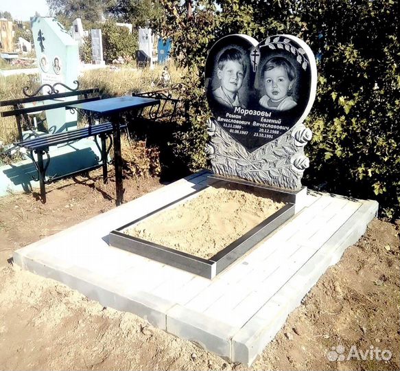 Памятники из разных материалов