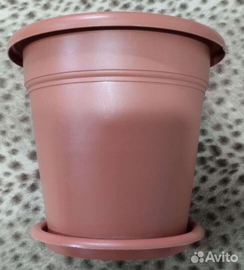 Пластмассовые цветочные горшки с поддоном