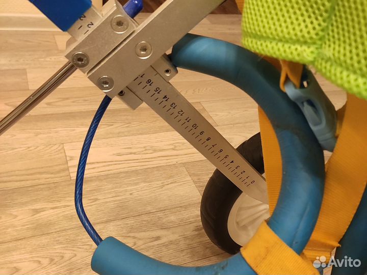 Инвалидная коляска для задних ног собаки