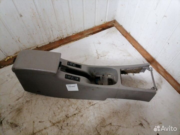 Подлокотник Nissan Primera P11 2.0 16V 1999