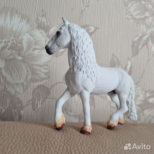 Лошади schleich фризский жеребец белый