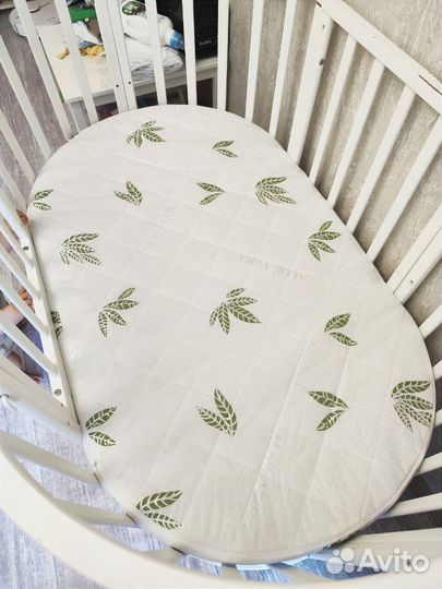 Овальная кроватка с маятником +матрас, простыни