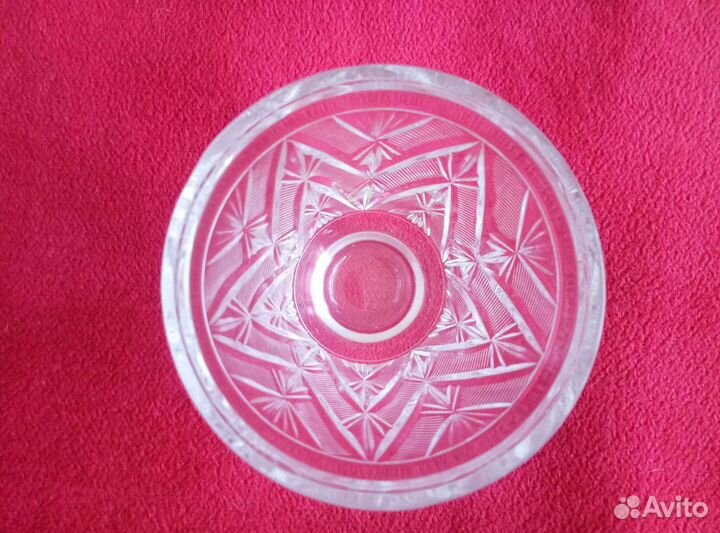 Небольшая хрустальная вазочка