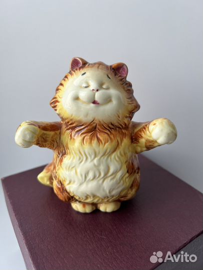 Фигурка фарфоровая котик в нирване