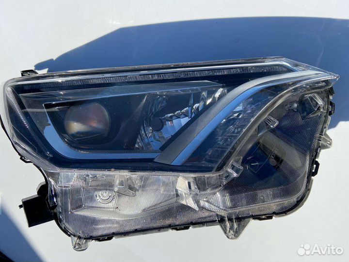 Фара правая оригинальная Toyota RAV4 LED