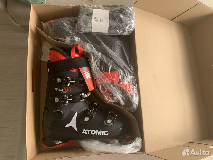 Горнолыжные ботинки Atomic, шлемы и маски Alpina