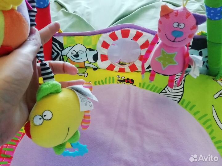 Детский развивающий коврик с игрушками