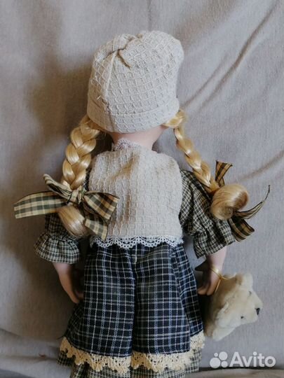 Коллекционная фарфоровая кукла