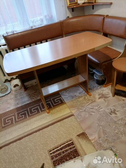 Продаётся кухонный уголок со столом и стульями