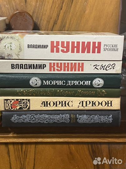 Много разных книг детективы, романы, фантастика