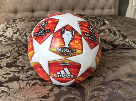 Футбольный мяч лиги чемпионов Madrid 19