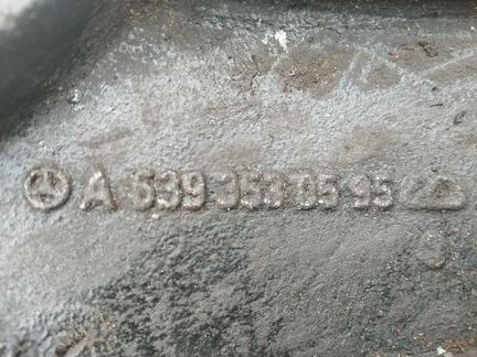 Кронштейн редуктора мерседес виано 6393530595