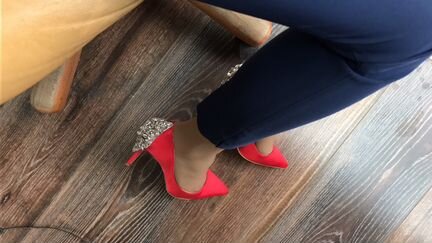 Красные атласные туфли со стразами