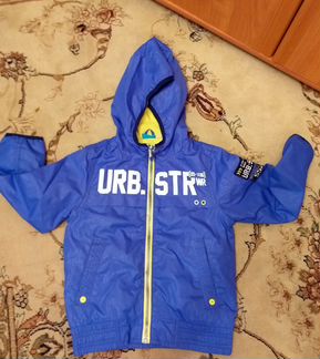 Продам яркую ветровку для мальчика