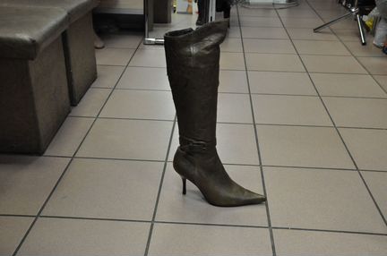 Продаю новые женские сапоги