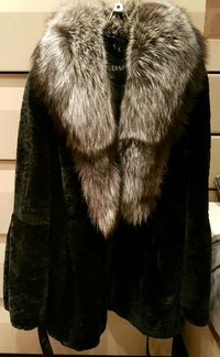 Продам красивую мутоновую шубку с воротником из че