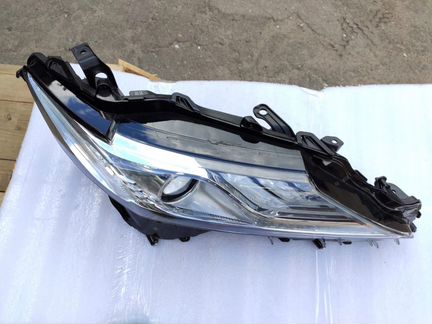 Правая фара Toyota Camry 70 оригинал в сборе